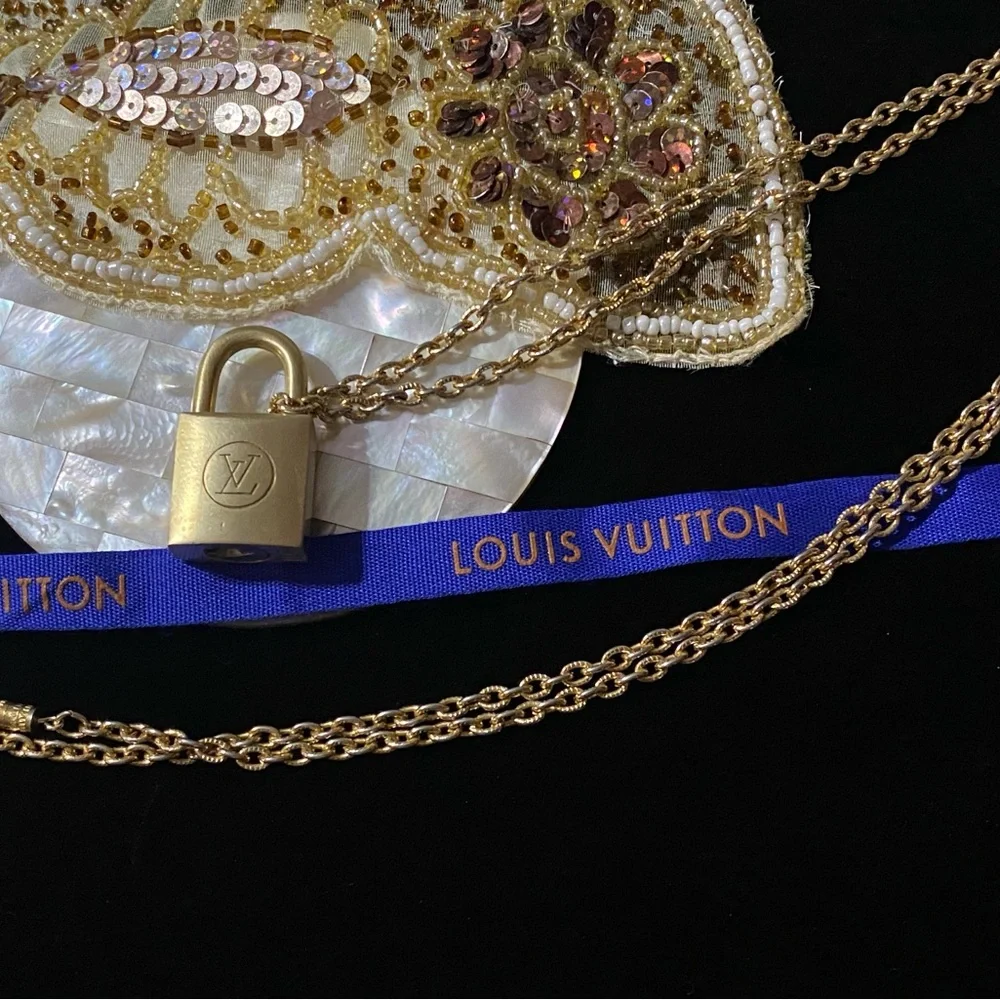 Louis Vuitton RARE 201 Series 100% Authentic Gold Lock & Vintage Chain & Ribbon! - Picture 4 of 10